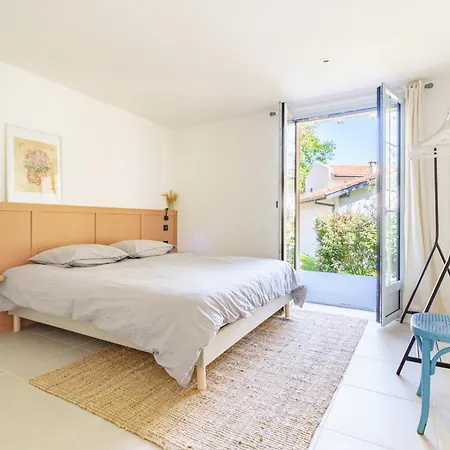 Familiale A Biarritz, Parc Prive, Pelote Basque & Boulodrome Bed & Breakfast