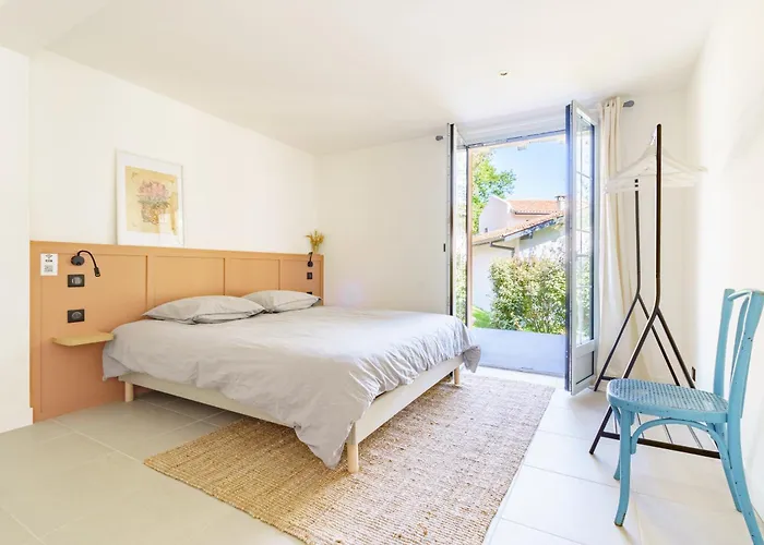 Familiale A Biarritz, Parc Prive, Pelote Basque & Boulodrome Bed & Breakfast